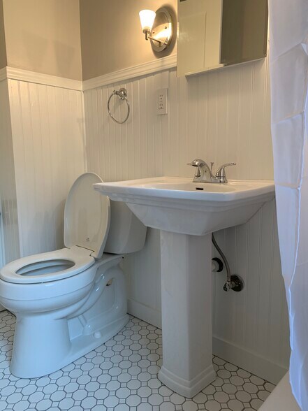 Newly remodeled bathroom. - 1429 NE Mason St