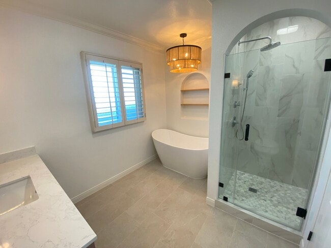Building Photo - Beautifully Remodeled 3 Bedroom Naples Hou...