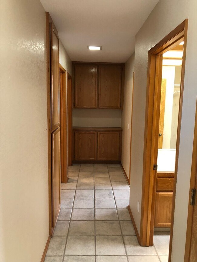 Building Photo - Beautiful 3 bedroom 2 bathroom home in App...