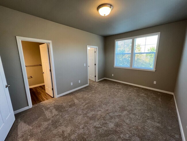 Building Photo - NEW 4 Bedroom / 4.5 Bath Townhome. A/C in every bedroom
