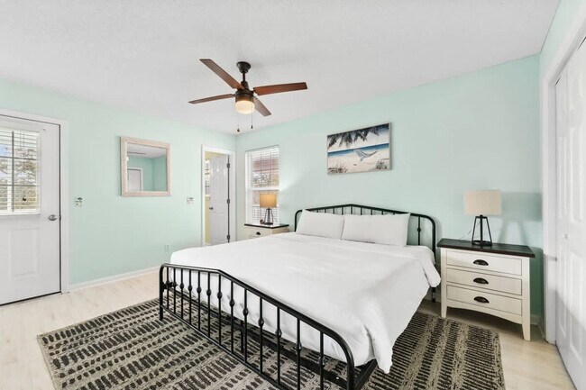 Building Photo - 17212 Front Beach Rd