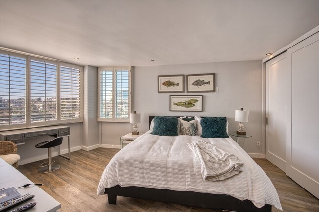 Building Photo - Get Ready for the Boat Parade! Gorgeous Home in Secured High-rise Building With Breathtaking Bay ...