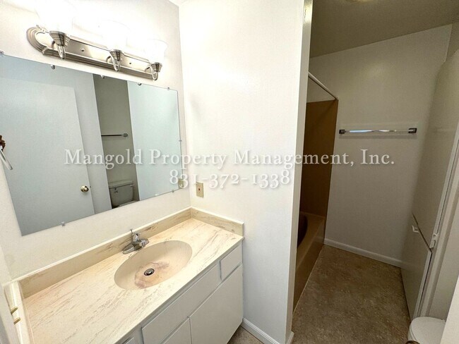 Building Photo - Great Home Located in Monterey Neighborhoo...