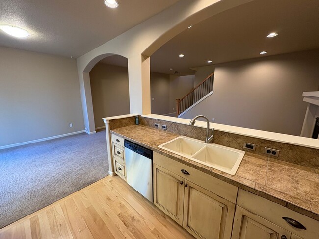 Building Photo - Beautiful 3 Bed/2.5 Bath Townhome in SE Be...