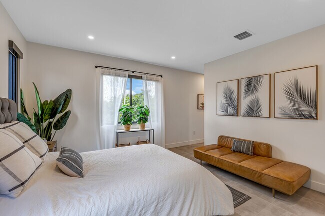 Building Photo - 704 SW 7th St