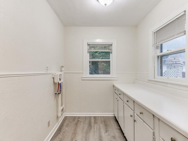 Building Photo - 3 Bedroom 1 Bath home in Shawnee!