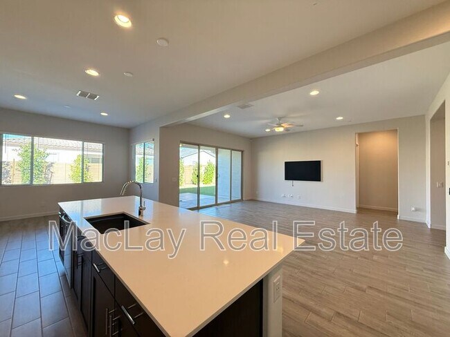 Building Photo - 2996 E Birdsong Ave