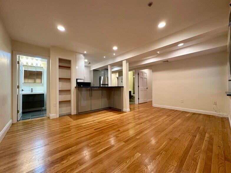 Primary Photo - 1805 Beacon St