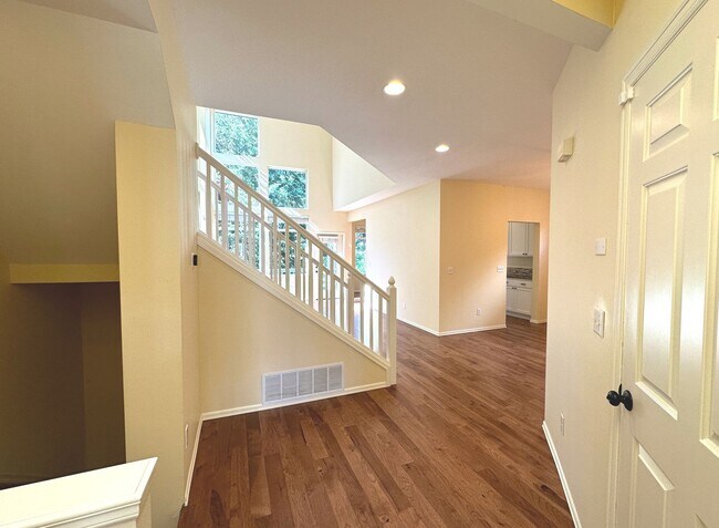 Building Photo - 3Bd/2.5Ba Kirkland House