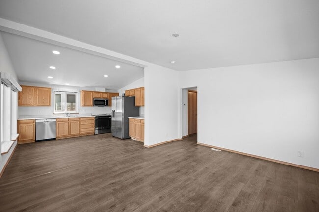 Building Photo - Brand New University District Home - Conve...