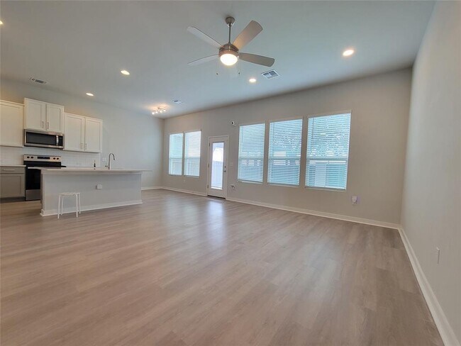 Building Photo - 1301 Showbox St