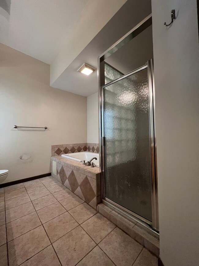 Building Photo - Executive DOWNTOWN Loft -- 1 bed, 1.5 bath...