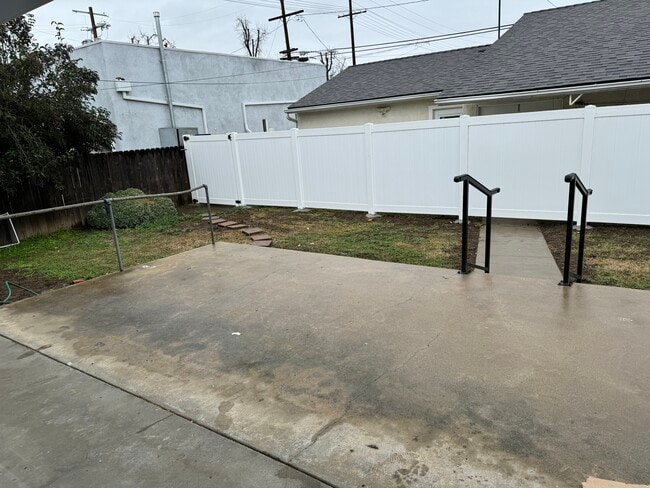 Building Photo - 22051 Vanowen St