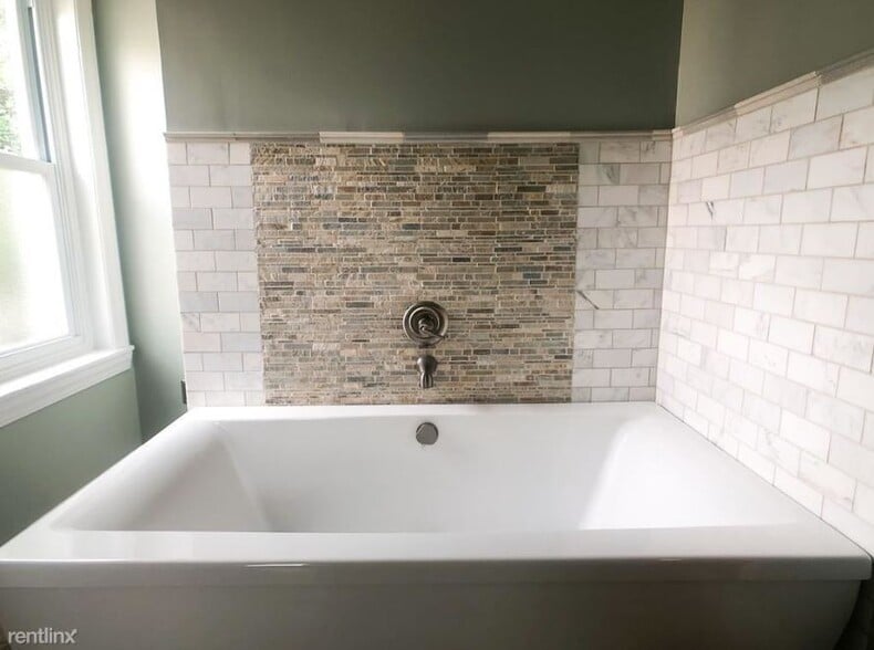Bathroom - 2911 Poplar St