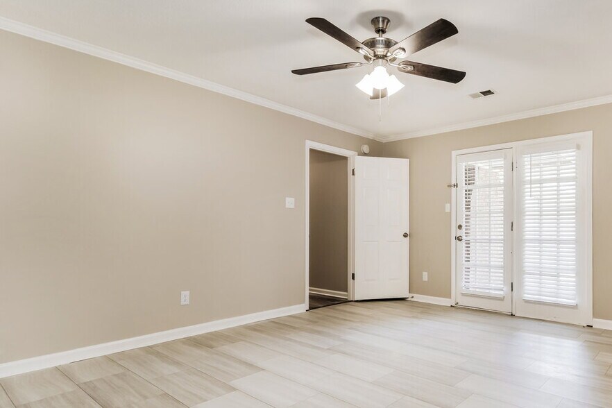 Building Photo - 8650 Oak Trail Ln