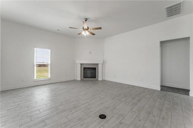 Building Photo - 800 Lewis St