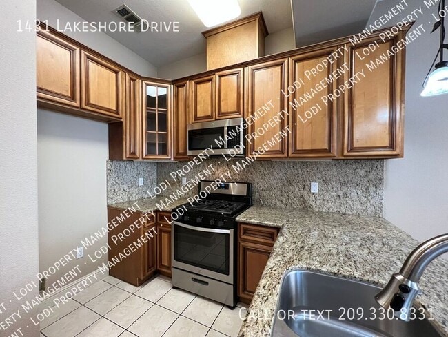 Building Photo - 1431 Lakeshore Dr
