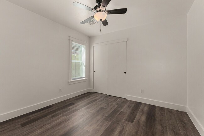 Building Photo - Modern 3-Bed, 2-Bath Home in Downtown Phoenix with Private Yard & Fire Pit