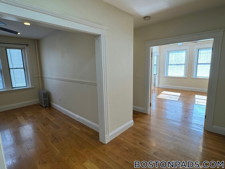 Building Photo - 240 Kelton St