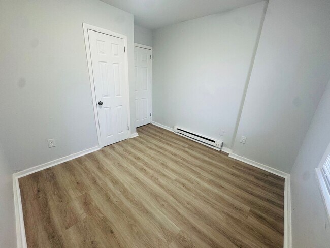 Building Photo - 946 Farson St