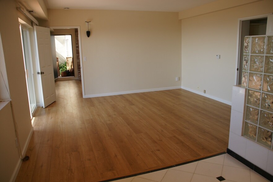 Building Photo - 220 Shoreview Dr