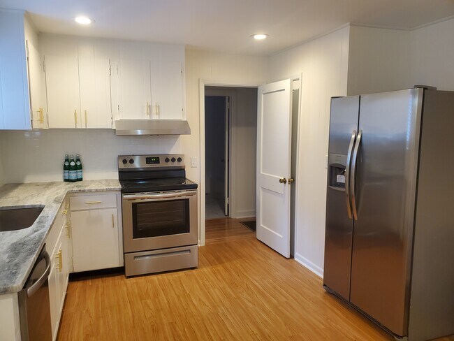 Building Photo - 108 Warren Rd