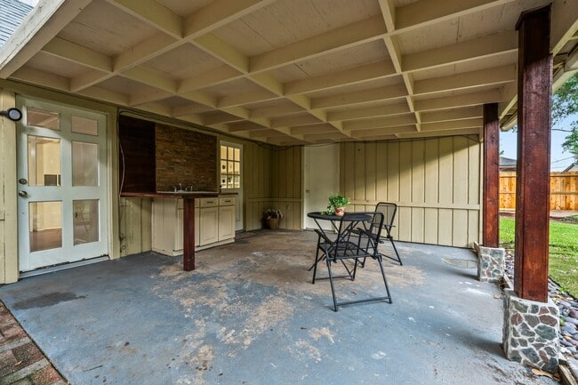 Building Photo - 16815 Memorial Oaks Ln