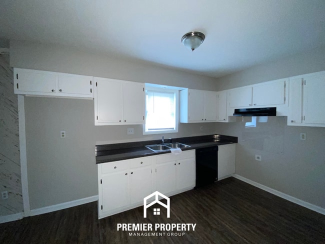 Building Photo - Charming 3BR Memphis Home with Hardwood Floors & Fenced Backyard