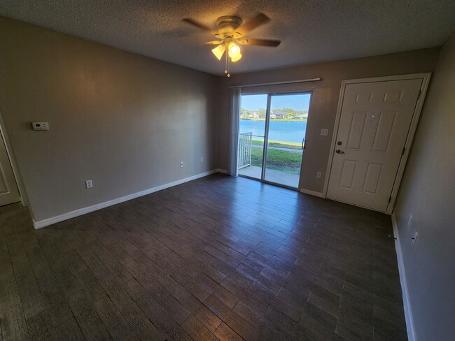 Building Photo - Water front Condo 1/1 located in the heart...