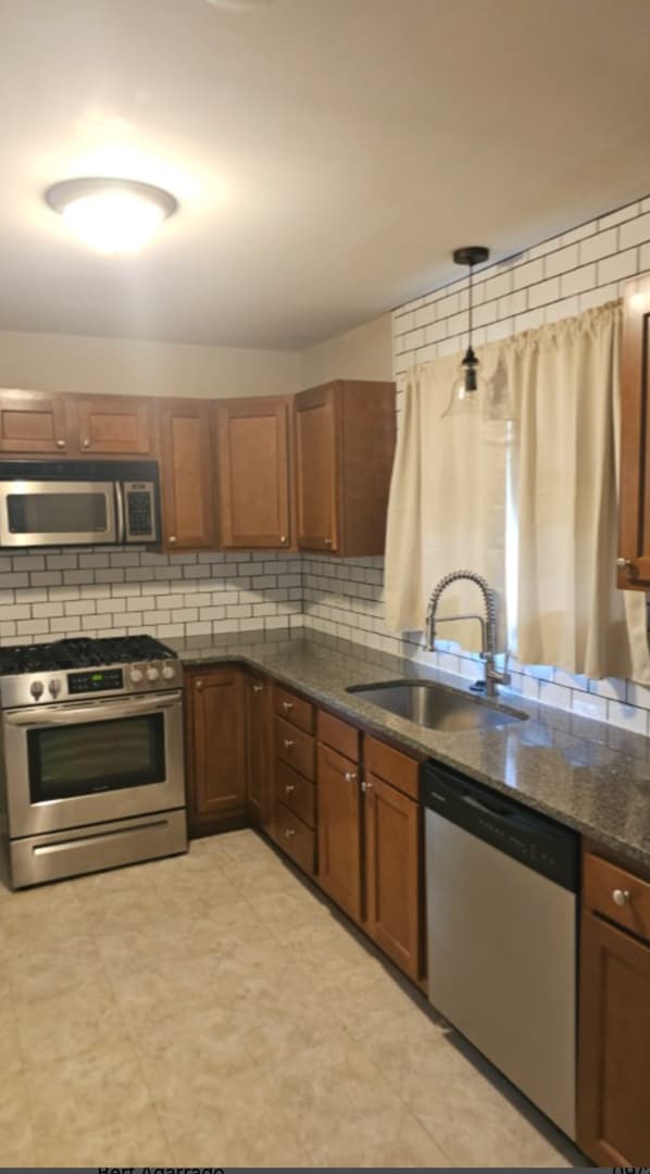 Building Photo - START BOOKING YOUR SHOWING!! MOVE IN READY...