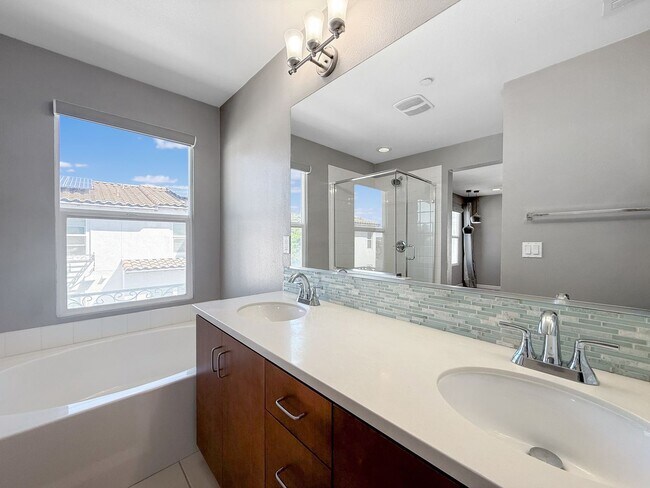 Building Photo - Beautiful 3B/3.5BA Townhouse in Carlsbad w...