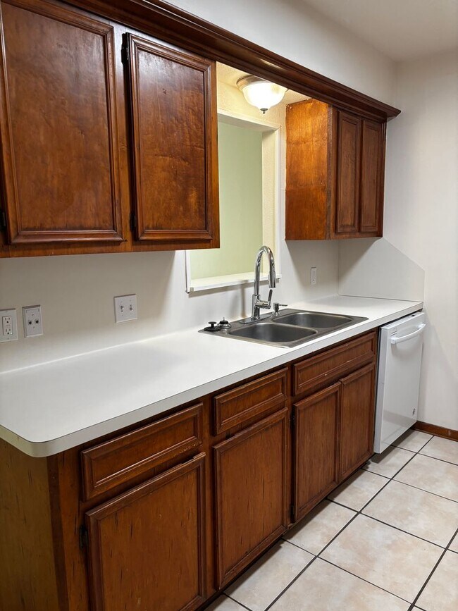 Building Photo - 2 bedroom 2 bath