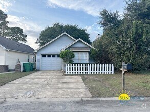 Building Photo - Adorable 2 Bedroom with New Flooring in FWB!