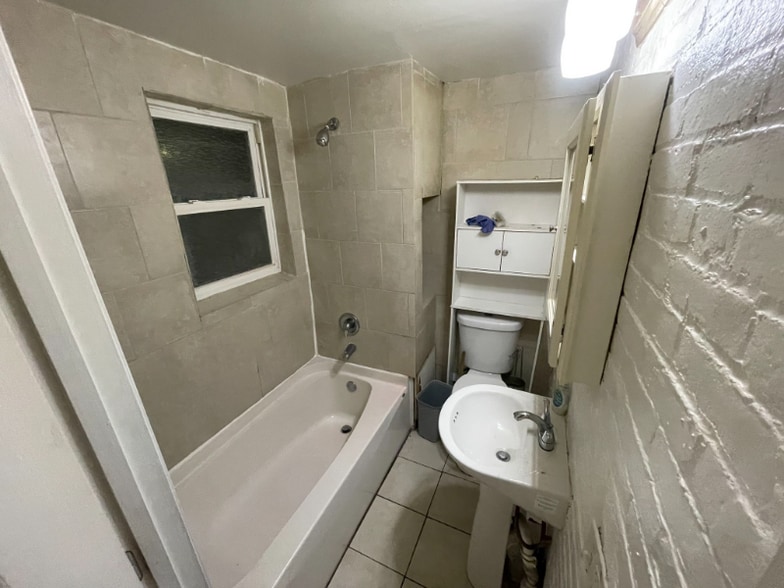 Building Photo - 1110 W Allen St