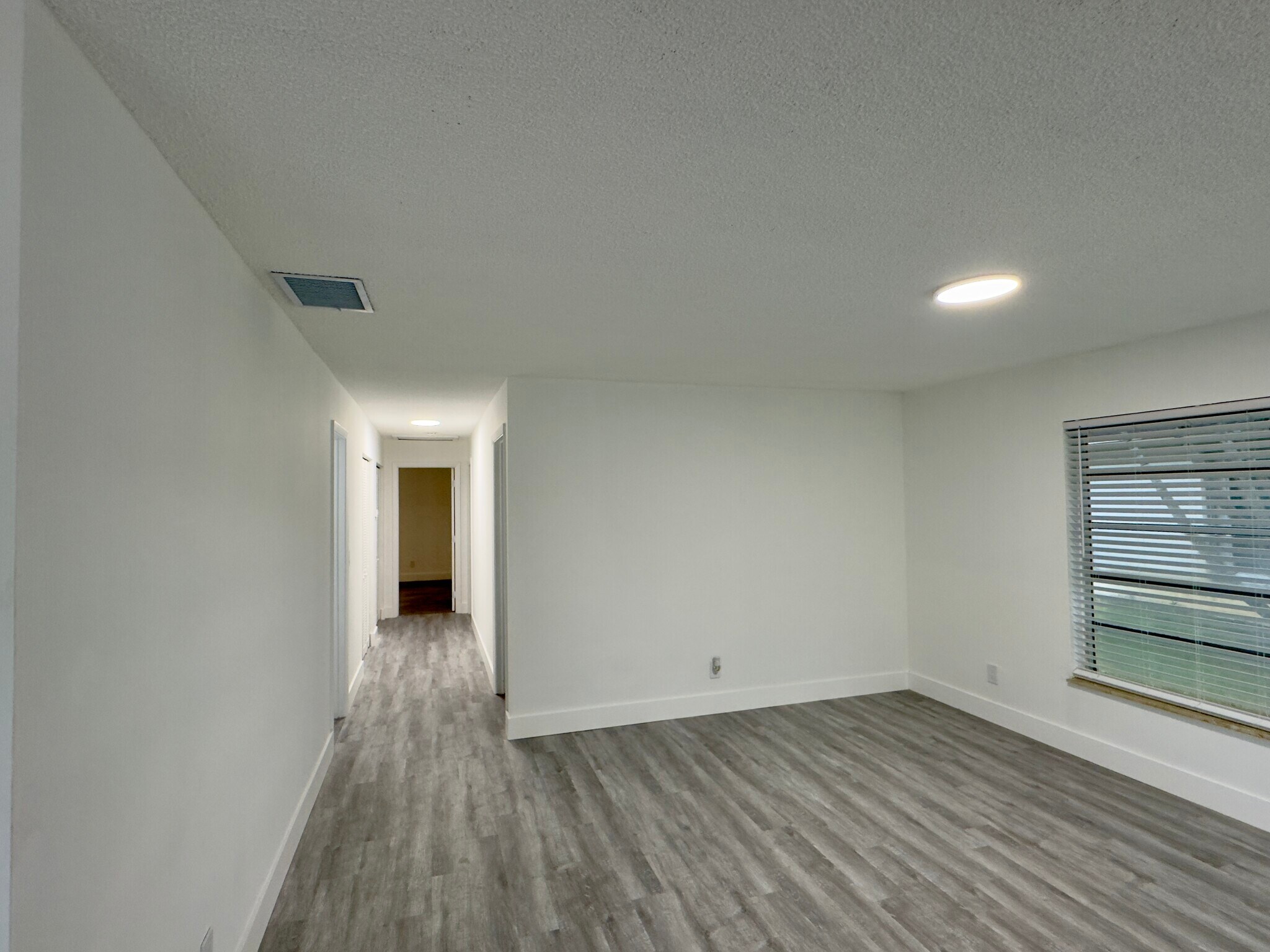 Building Photo - 3658 E Bell Dr