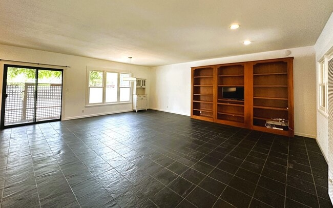 Building Photo - 907 Mustang Ct