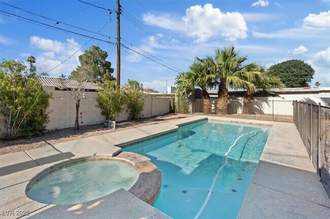 Building Photo - 1609 Chapman Dr