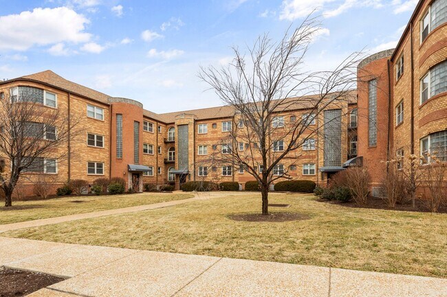 Building Photo - 5823 Lindenwood Ave