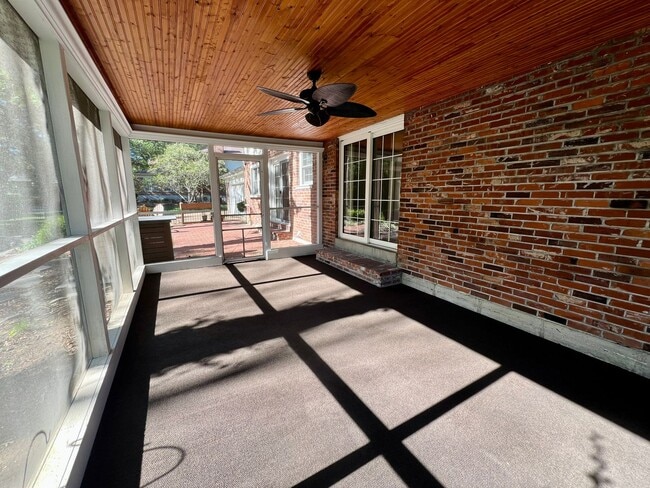 Building Photo - 1685 Lochcrest Dr