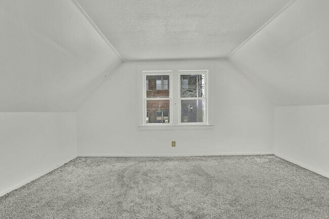 Building Photo - 1261 E 123rd St