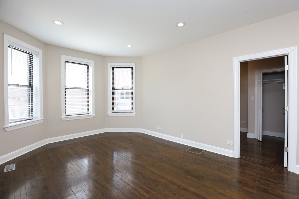 Building Photo - 2019 N Hoyne Ave