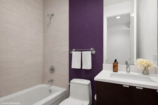 Building Photo - 1021 N Hermitage Ave