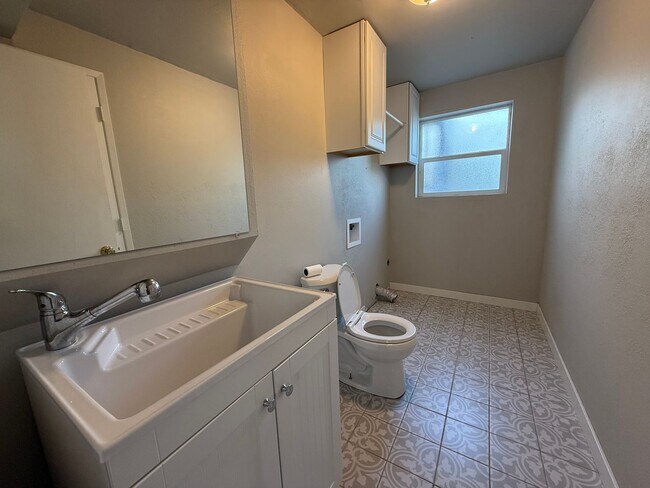 Building Photo - Spacious 3 Bedroom Home with Large Yard & 2-Car Garage