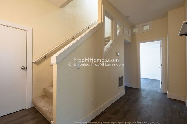 Building Photo - Charming 3-Bedroom Sanctuary in Vibrant Mo...