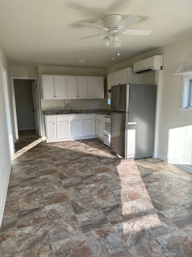 Building Photo - 2 Bedroom 1 Bath cottage with Lake View!