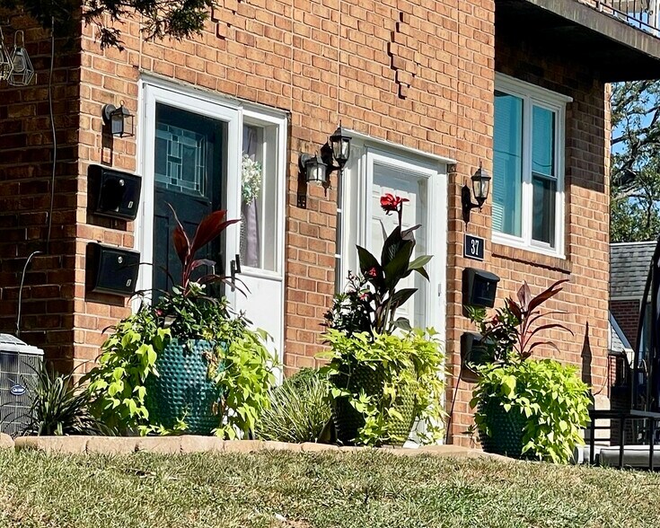 Building Photo - 35 S Oak Ave