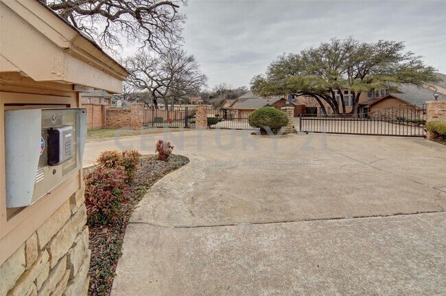 Building Photo - Beautiful 3/2/2 Townhome in Weatherford Ready For Move-In!