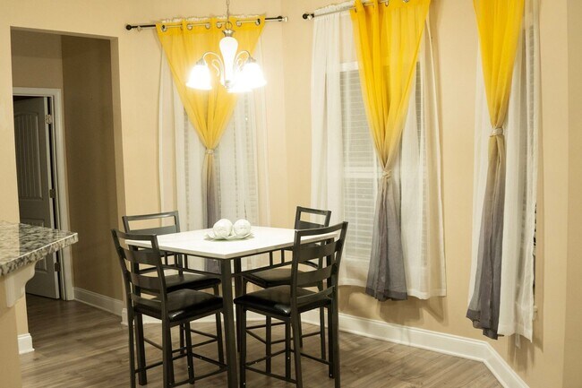 Building Photo - 3499 Henley St