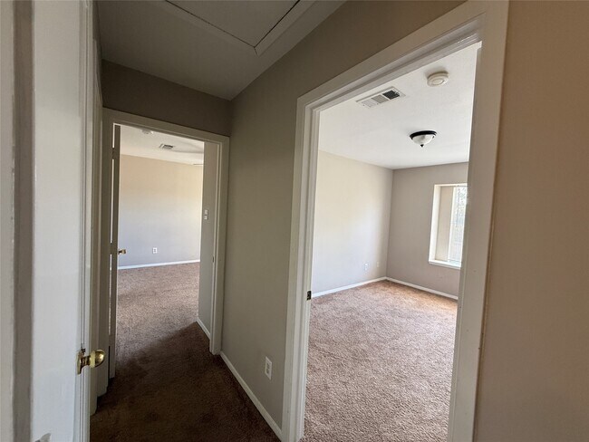 Building Photo - 10007 Emerald Creek Dr