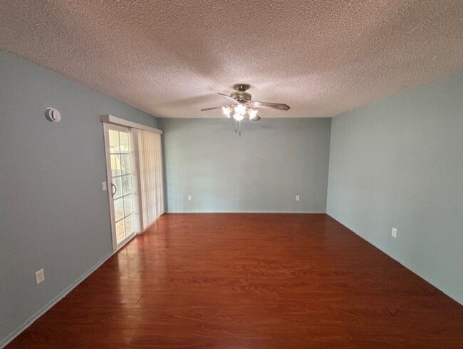 Building Photo - Clean 3 Bedroom / 2 Bathroom Home near Pac...